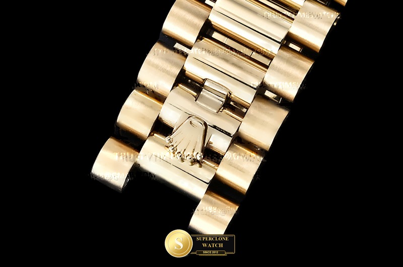 Rolex Ref. RDD0294F GMF - On-Wrist Presence & Case Thickness View (Photo 13 of 30)