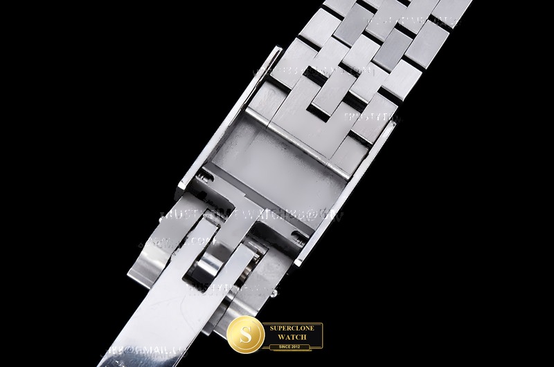 Rolex Ref. 126710BLRO ASIAN - On-Wrist Presence & Case Thickness View (Photo 17 of 30)