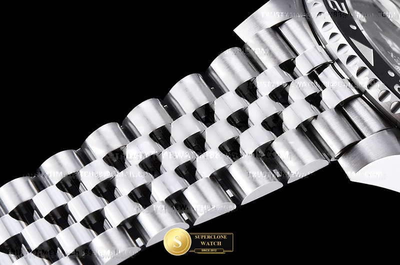 Rolex Ref. 126710GRNR THB - On-Wrist Presence & Case Thickness View (Photo 13 of 30)