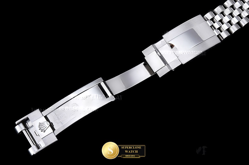 Rolex Ref. 126710GRNR THB - On-Wrist Presence & Case Thickness View (Photo 15 of 30)