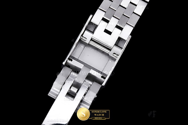 Rolex Ref. 126710GRNR THB - On-Wrist Presence & Case Thickness View (Photo 17 of 30)