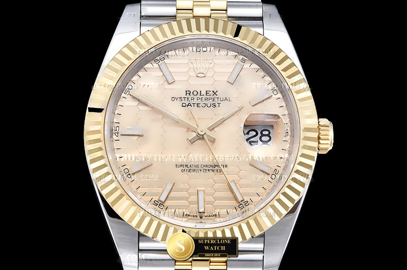 Rolex Ref. 126333 EWE - Clasp & Solid 904L Bracelet Detail (Photo 3 of 28)