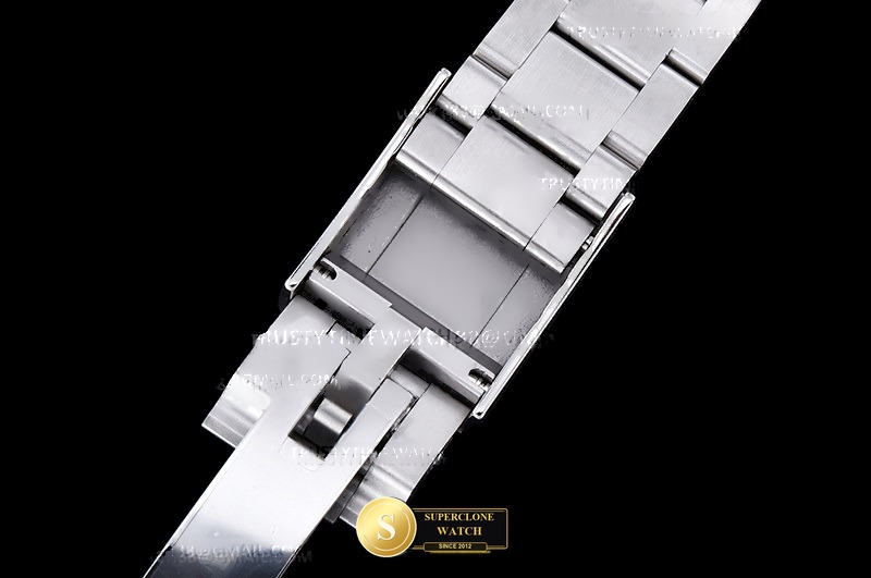 Rolex Ref. 224270 GMF - On-Wrist Presence & Case Thickness View (Photo 15 of 28)