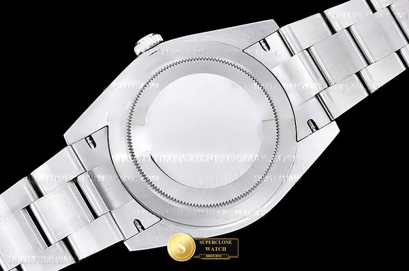 Rolex Ref. R2DJ0486D EWE - On-Wrist Presence & Case Thickness View (Photo 15 of 25)