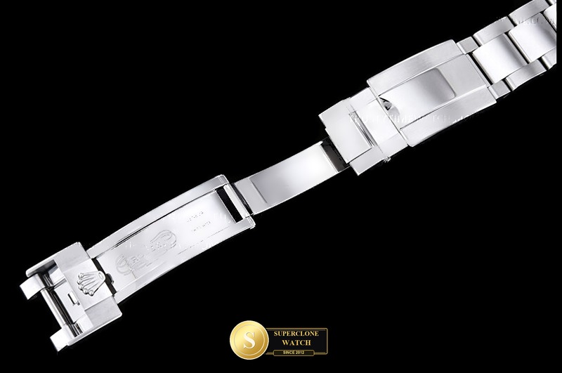 Rolex Ref. 126710BLRO EWE - On-Wrist Presence & Case Thickness View (Photo 15 of 31)
