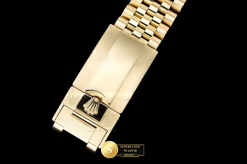 Rolex Ref. 126718GRNR EWE - On-Wrist Presence & Case Thickness View (Photo 13 of 34)