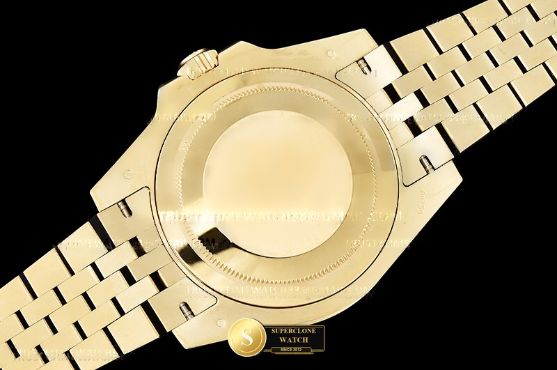 Rolex Ref. 126718GRNR EWE - On-Wrist Presence & Case Thickness View (Photo 19 of 34)