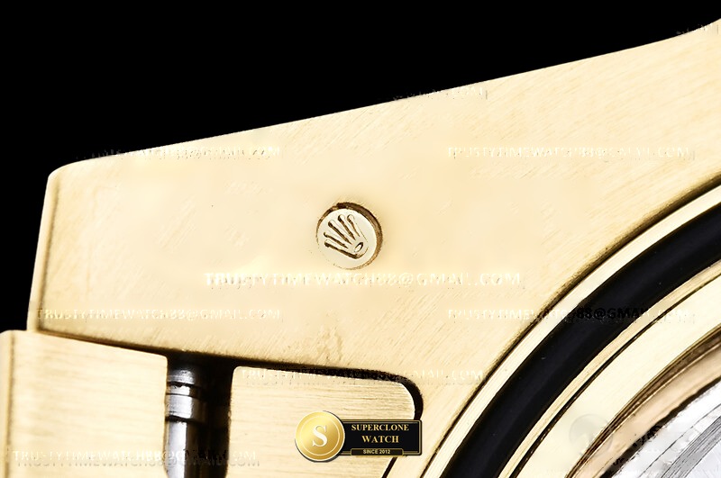 Rolex Ref. 126718GRNR EWE - On-Wrist Presence & Case Thickness View (Photo 29 of 34)