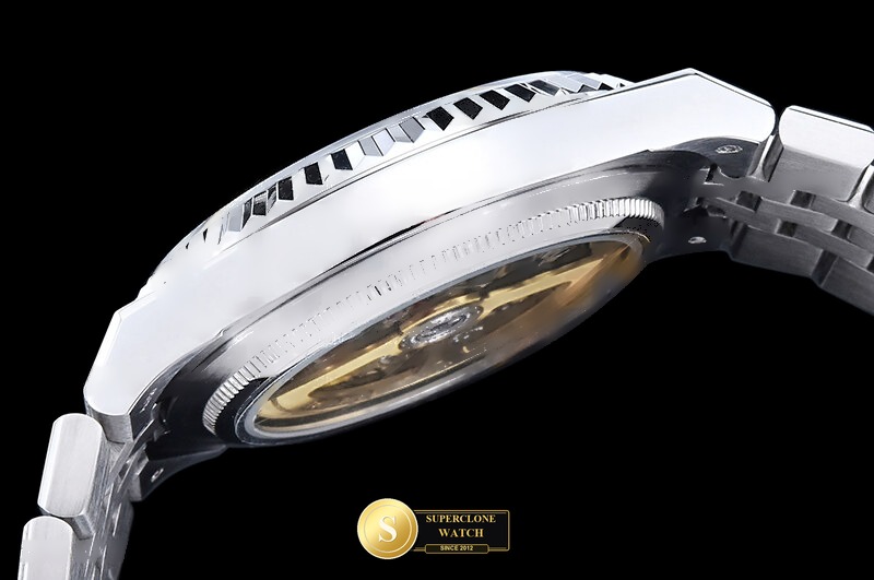 Rolex Ref. ROLLD002B NN - On-Wrist Presence & Case Thickness View (Photo 15 of 28)