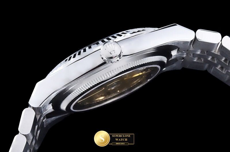 Rolex Ref. ROLLD004A YY - On-Wrist Presence & Case Thickness View (Photo 13 of 29)
