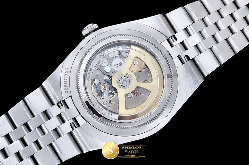 Rolex Ref. ROLLD004A YY - On-Wrist Presence & Case Thickness View (Photo 19 of 29)