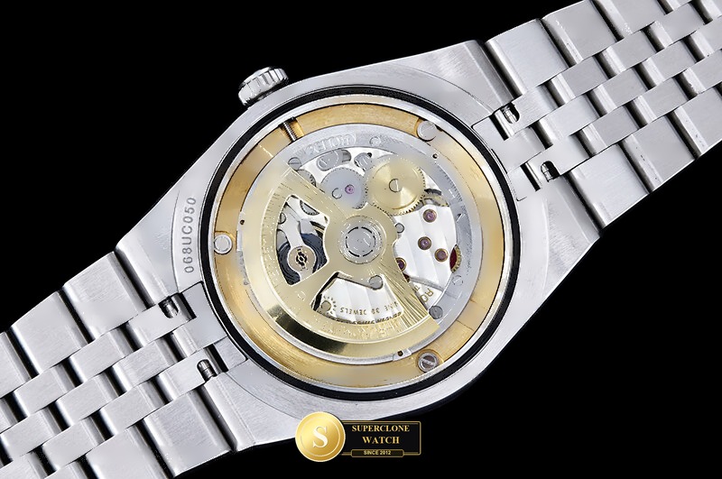 Rolex Ref. ROLLD004B YY - On-Wrist Presence & Case Thickness View (Photo 21 of 29)