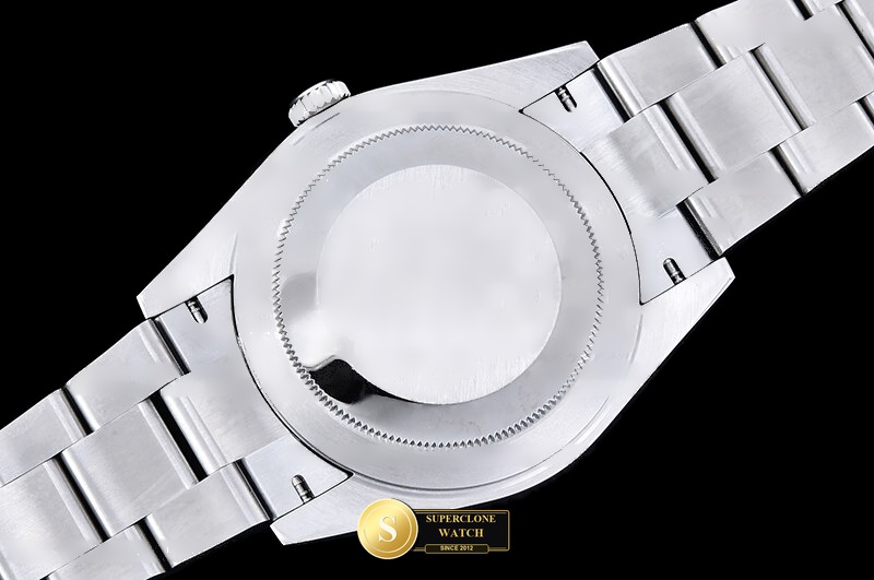Rolex Ref. ROYP048B GMF - On-Wrist Presence & Case Thickness View (Photo 17 of 28)