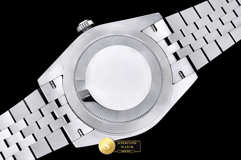 Rolex Ref. R2DJ0496F CLEAN PLUS - On-Wrist Presence & Case Thickness View (Photo 13 of 25)