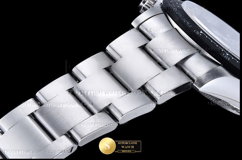 Rolex Ref. ROLDYT0720 GETF - On-Wrist Presence & Case Thickness View (Photo 11 of 24)