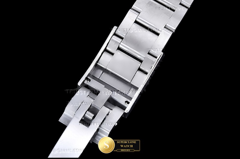 Rolex Ref. ROLDYT0720 GETF - On-Wrist Presence & Case Thickness View (Photo 15 of 24)