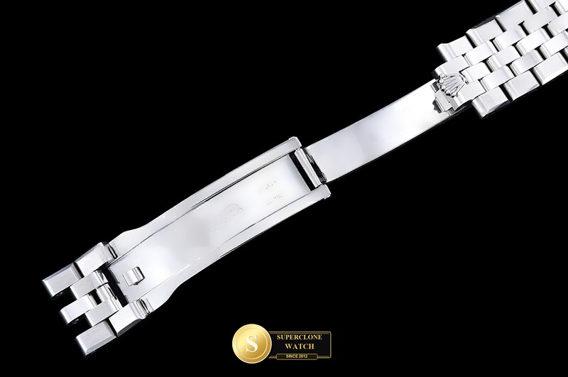 Rolex Ref. ROLLD011B YY - On-Wrist Presence & Case Thickness View (Photo 11 of 25)