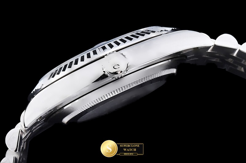 Rolex Ref. R2DJ0509G QF - On-Wrist Presence & Case Thickness View (Photo 15 of 29)