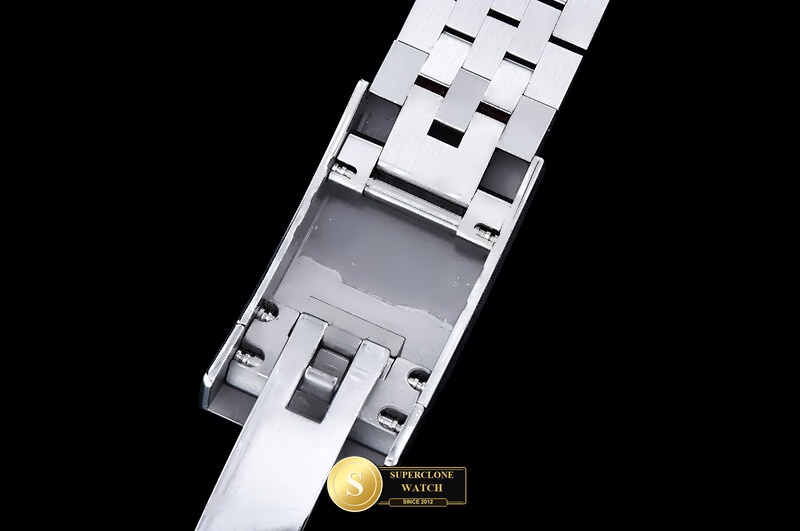 Rolex Ref. RDJ0479B CLEAN PLUS - On-Wrist Presence & Case Thickness View (Photo 13 of 28)