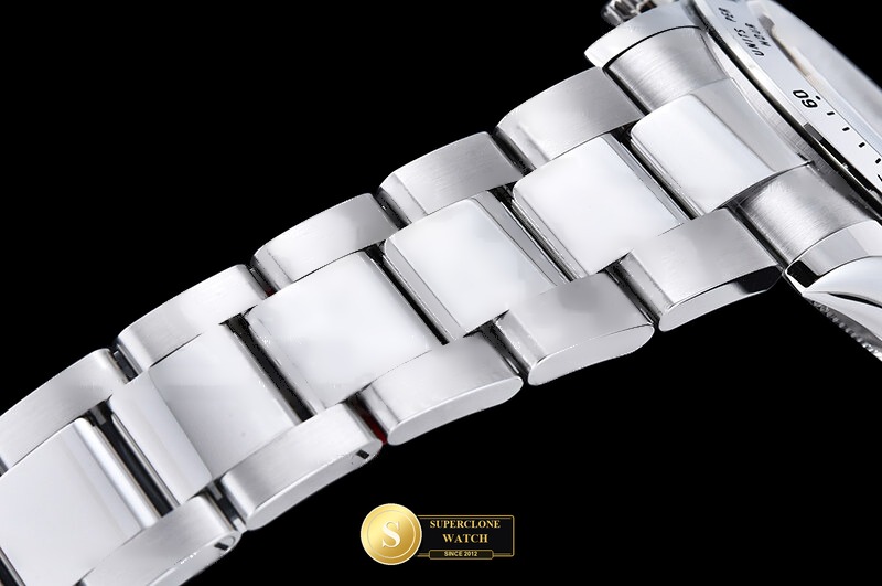 Rolex Ref. 116520 3C - On-Wrist Presence & Case Thickness View (Photo 15 of 28)
