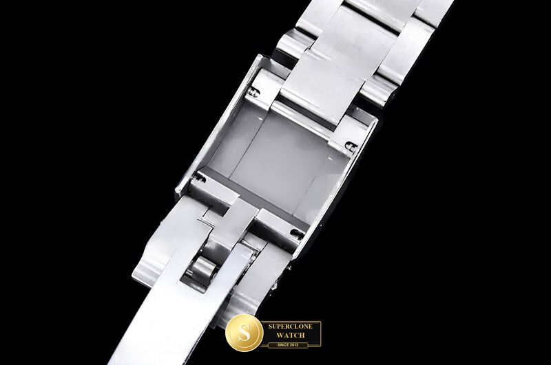 Rolex Ref. 226570 QF - On-Wrist Presence & Case Thickness View (Photo 15 of 32)