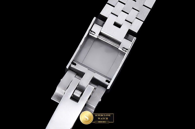 Rolex Ref. 126710GRNR RWF - On-Wrist Presence & Case Thickness View (Photo 15 of 30)