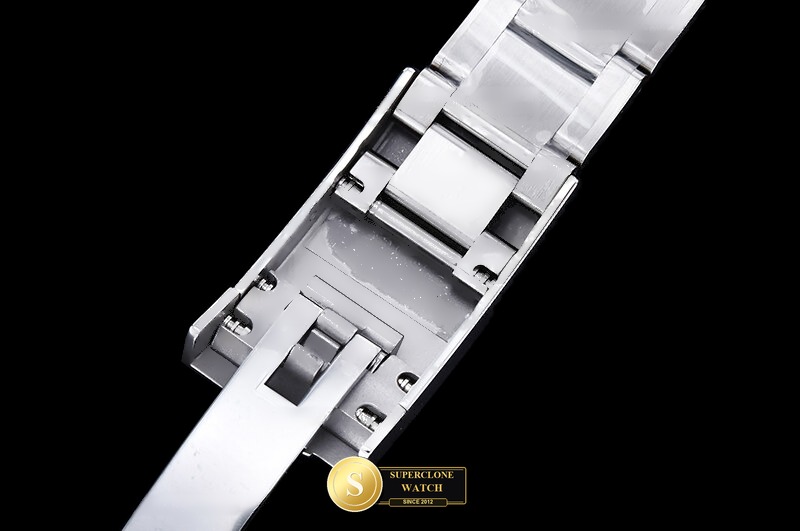 Rolex Ref. R2DJ0537A VSF - On-Wrist Presence & Case Thickness View (Photo 13 of 27)