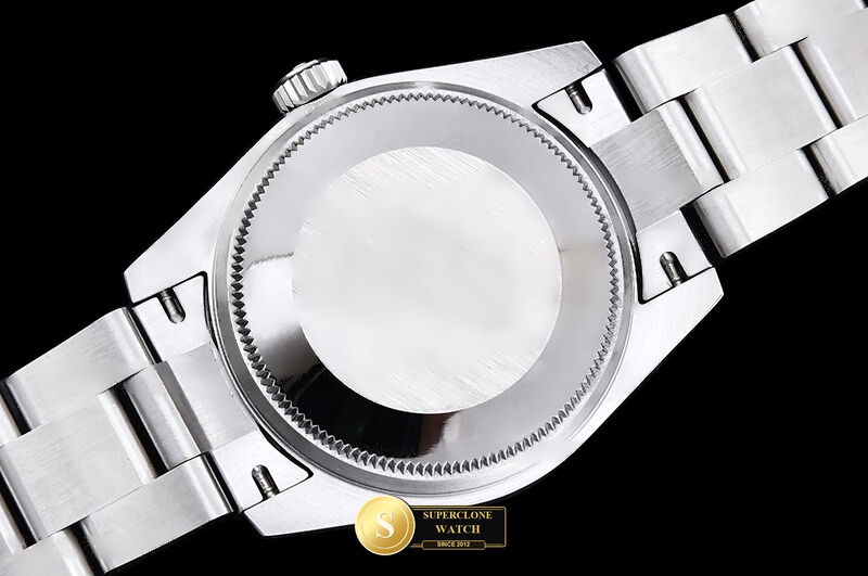 Rolex Ref. ROYP056G DIW - On-Wrist Presence & Case Thickness View (Photo 17 of 30)