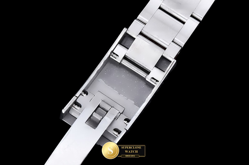 Rolex Ref. ROYP059I CLEAN PLUS - On-Wrist Presence & Case Thickness View (Photo 13 of 28)