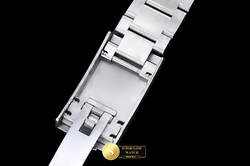 Rolex Ref. ROYP061 QF - On-Wrist Presence & Case Thickness View (Photo 13 of 28)