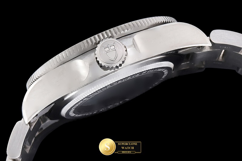 Tudor Ref. TUD110 ZF - On-Wrist Presence & Case Thickness View (Photo 17 of 27)